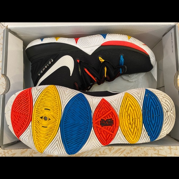 NIKE Kyrie 5 FRIENDS Sneakers - Picture 2 of 4